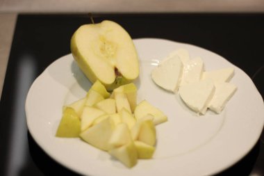 Taze meyve ve taze peynirli sağlıklı kahvaltı.,