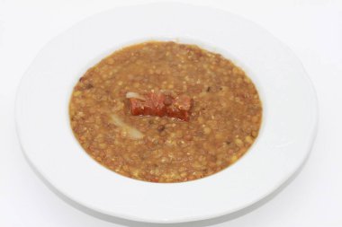 Bir tabak pişmiş sucuklu mercimek.