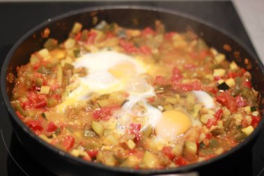 Ratouille sebzeli haşlanmış yumurta.
