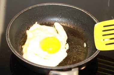 Siyah tavada kızarmış yumurta.