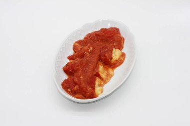 Domates soslu morina ile doldurulmuş biberler.