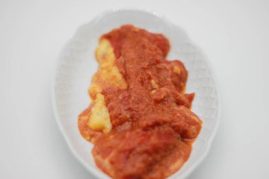 Domates soslu morina ile doldurulmuş biberler.