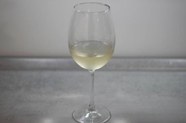 Bir bardak soğuk beyaz şarap Chardonnay.