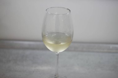 Bir bardak soğuk beyaz şarap Chardonnay.