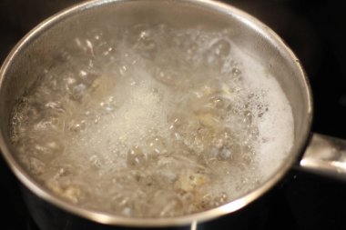 Bir tencerede bıldırcın yumurtası pişirmek.