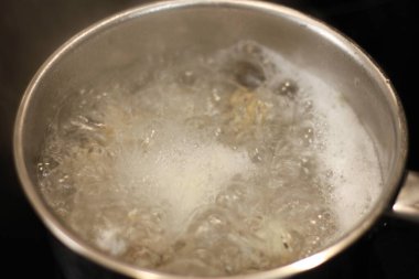 Bir tencerede bıldırcın yumurtası pişirmek.