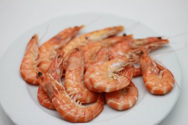 Beyaz arka planda izole edilmiş pembe karidesler.