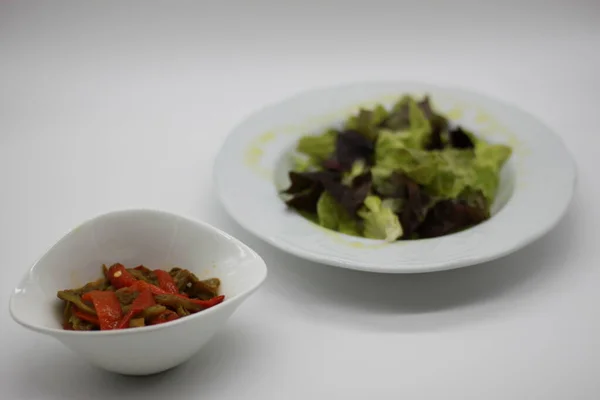 Salat Und Gebratene Paprika — Stockfoto