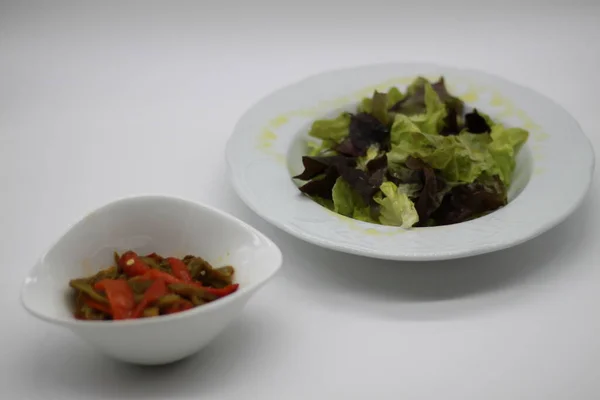Salat Und Gebratene Paprika — Stockfoto