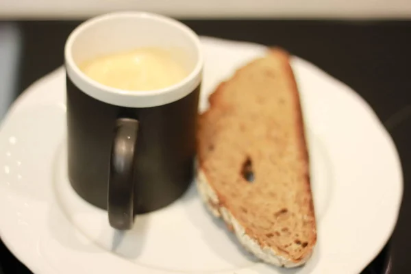Φρυγανισμένο Ψωμί Σίκαλης Καφέ Και Γάλα — Φωτογραφία Αρχείου