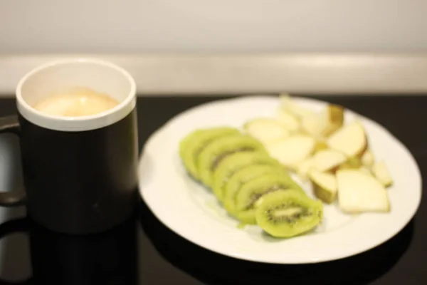 Färsk Frukt Och Kaffe Med Mjölk — Stockfoto