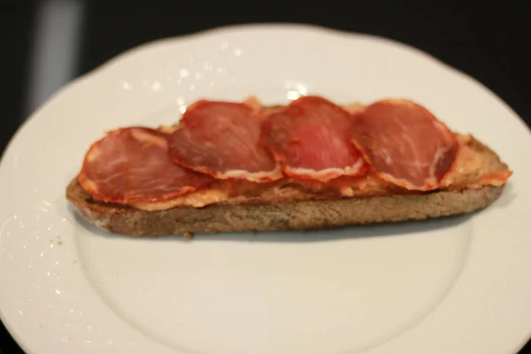 Pan Centeno Tostado Con Tomate Lomo Ibérico —  Fotos de Stock