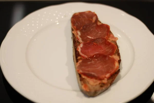 Pão Centeio Torrado Com Tomate Lombo Ibérico — Fotografia de Stock