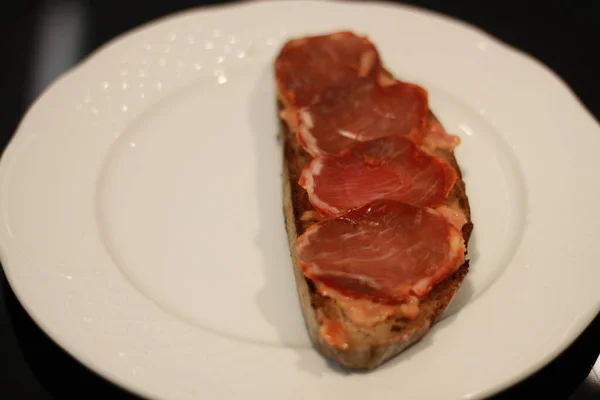 Rostat Rågbröd Med Tomatspridning Och Iberisk Rygg — Stockfoto