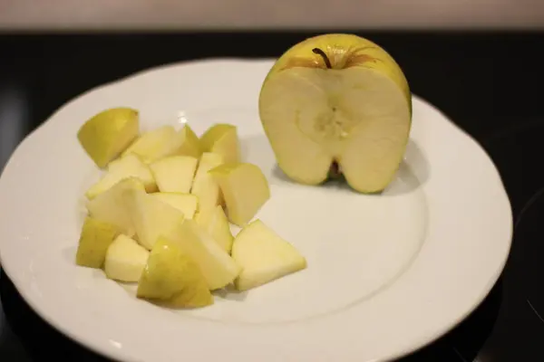 白い皿に切ったりんご — ストック写真