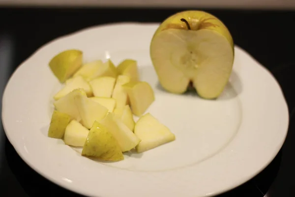 Яблука Нарізані Білій Тарілці — стокове фото