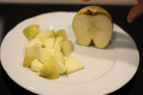 Appels Gesneden Een Witte Plaat — Stockfoto