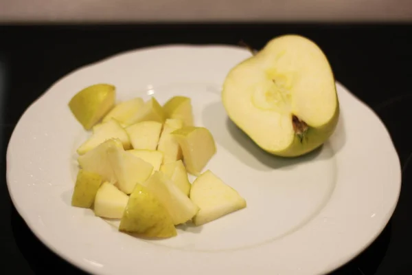 Яблоки Вырезанные Белой Тарелке — стоковое фото