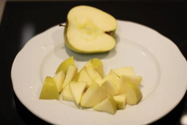 Elmalar Beyaz Bir Tabakta Kesilmiş — Stok fotoğraf