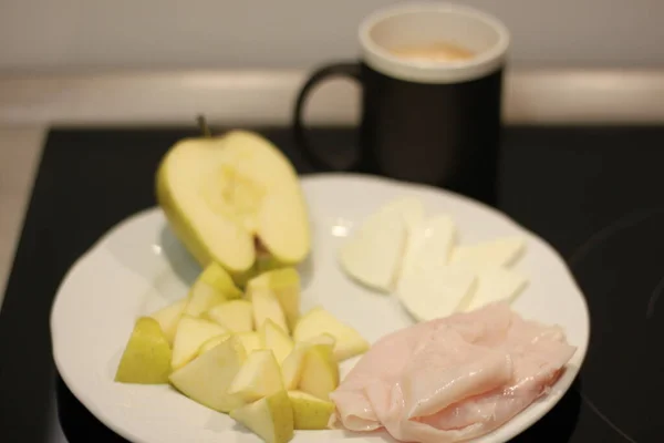Mic Dejun Sănătos Fructe Proaspete Brânză Proaspătă Curcan Cafea Lapte — Fotografie, imagine de stoc