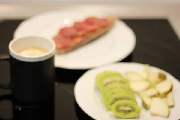 Здоровый Завтрак Свежими Фруктами Тосты Помидорами Иберикосами Кофе Молоком — стоковое фото