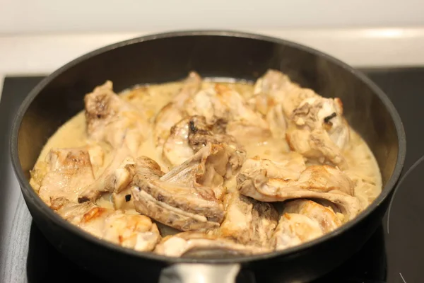 Tavşan, tavada beyaz şarap ile pişirilir.