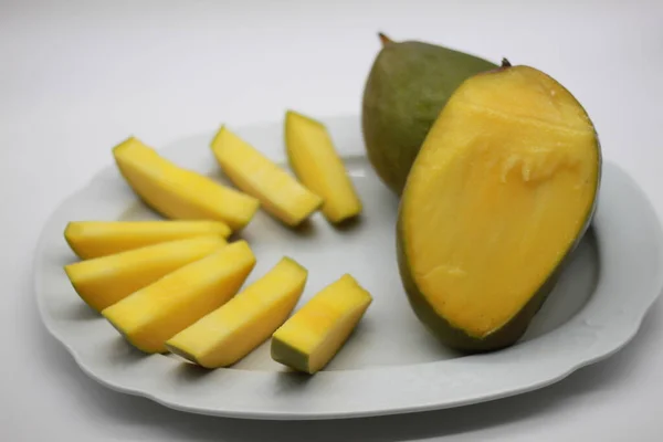 Verse Mango Met Stukjes Geïsoleerd Witte Achtergrond — Stockfoto
