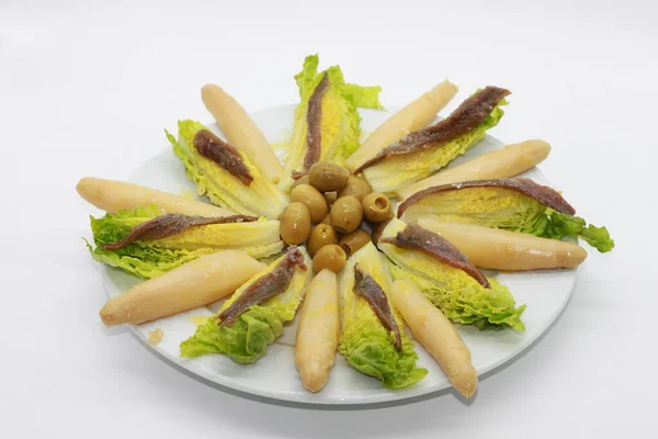 Ançüez, kuşkonmaz ve zeytinli sağlıklı tomurcuk salatası.