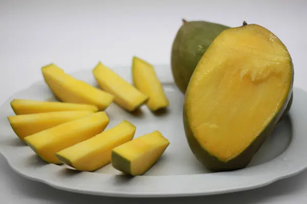 Verse Mango Met Stukjes Geïsoleerd Witte Achtergrond — Stockfoto