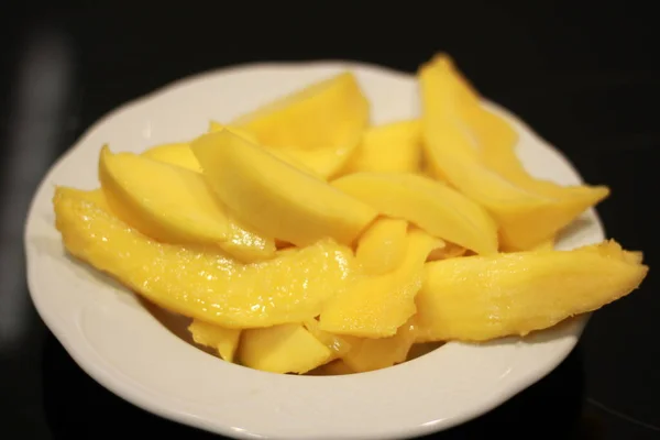 Gesneden Mango Een Witte Achtergrond — Stockfoto