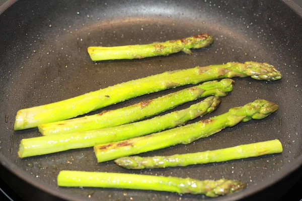 Asparagus Hijau Lezat Dalam Panci Dengan Garam Rosemary Dan Minyak — Stok Foto