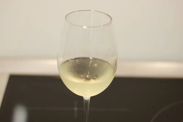 Sklenice Studeného Bílého Vína Chardonnay — Stock fotografie
