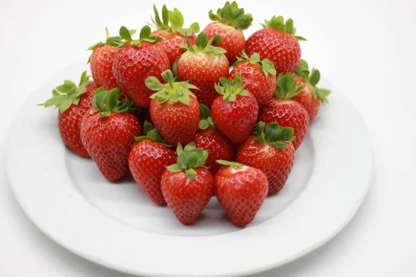 Montagne Fraises Rouges Mûres Isolées Sur Fond Blanc — Photo