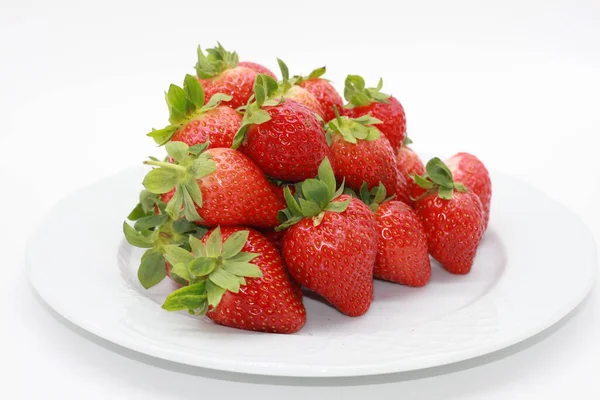 被白色背景隔离的成熟红草莓山 — 图库照片