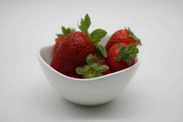 Reife Rote Erdbeeren Einer Schüssel Isoliert Auf Weißem Hintergrund — Stockfoto