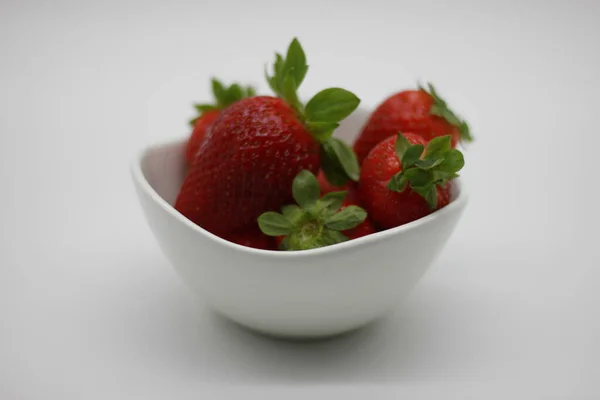 Rijpe Rode Aardbeien Een Kom Geïsoleerd Witte Achtergrond — Stockfoto