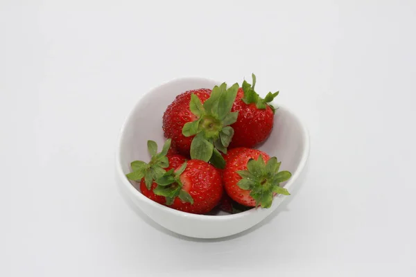 成熟的红草莓放在一个被白色背景隔开的碗里 — 图库照片