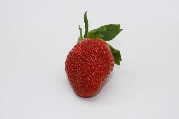 白色背景下的成熟红草莓 — 图库照片