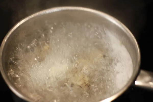 냄비에서 메추라기알을 요리하는 — 스톡 사진
