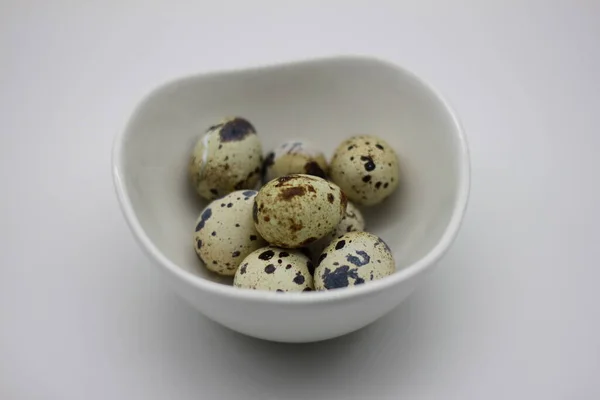 Вареные Перепелиные Яйца Миске Изолированы Белом Фоне — стоковое фото