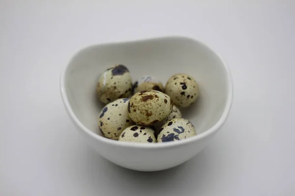 煮熟的鹌鹑蛋在一个以白色为背景隔离的碗中 — 图库照片