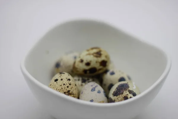 煮熟的鹌鹑蛋在一个以白色为背景隔离的碗中 — 图库照片