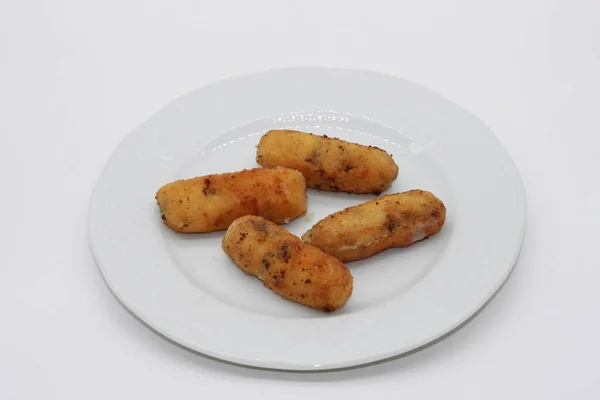 Croquetes Fritos Uma Chapa Branca — Fotografia de Stock