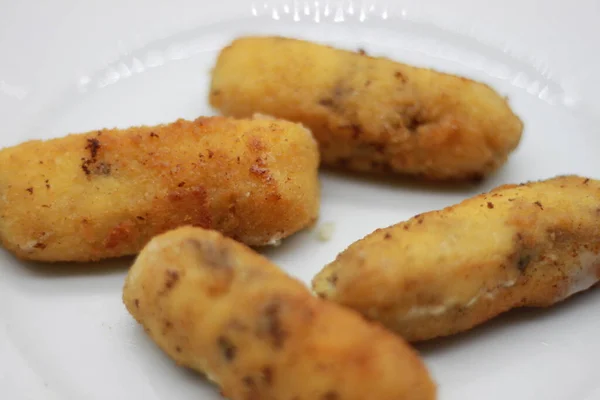 Gebakken Kroketten Een Witte Plaat — Stockfoto