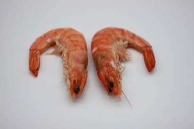 Beyaz arkaplanda pişmiş karidesler.