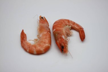 Beyaz arkaplanda pişmiş karidesler.