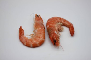 Beyaz arkaplanda pişmiş karidesler.