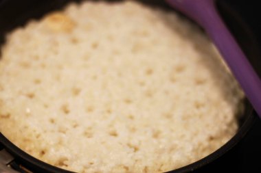 Zeytin yağı ve tavada sarımsak ile pişirilmiş beyaz pirinç.