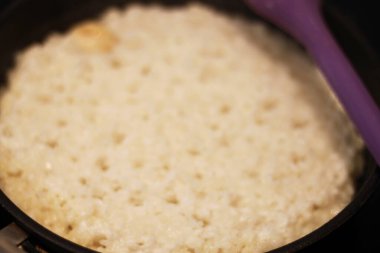 Zeytin yağı ve tavada sarımsak ile pişirilmiş beyaz pirinç.