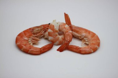 Beyaz arkaplanda pişmiş karidesler.